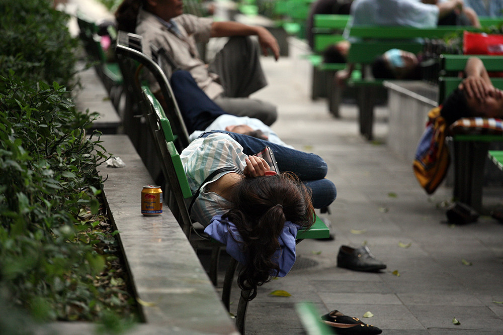 Cảnh người nằm, người ngồi la liệt trên các ghế chờ ở vỉa hè của bệnh viện Bạch Mai.