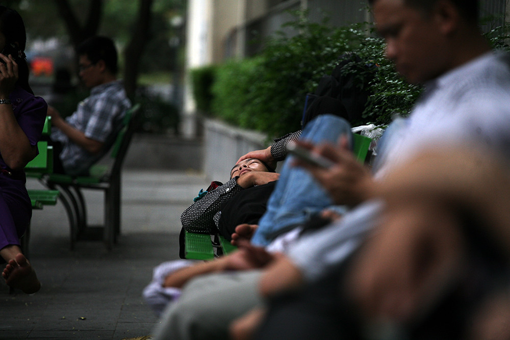 Thời tiết chiều nay tại Hà Nội không quá oi bức, thỉnh thoảng có những cơn gió thoáng mát thổi qua "ru" giấc ngủ cho người nhà bệnh nhân.