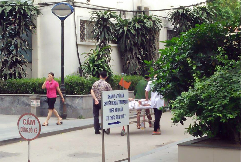 Bệnh nhân được đưa vào liên tục, các bác sĩ thì làm việc không ngừng nghỉ.