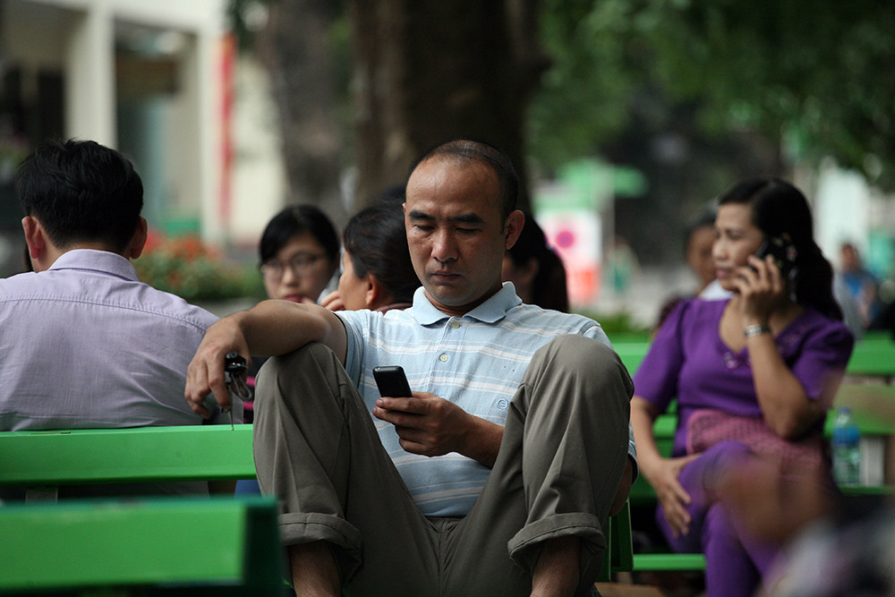 Người nhà bệnh nhân sốt ruột nhưng đành phải ngồi ghế chờ đợi.