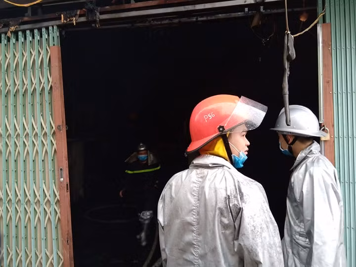 Cảnh sát khống chế được ngọn lửa, không để cháy lan.