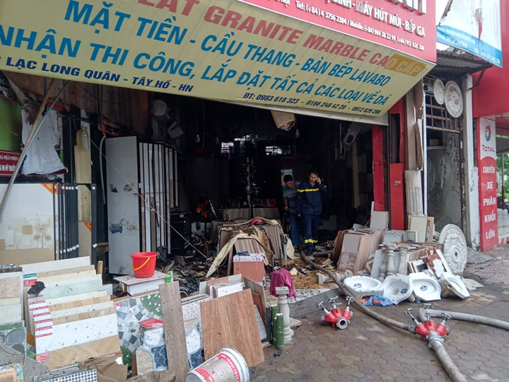 Các nhà liền kề quán thịt chó bị ảnh hưởng.