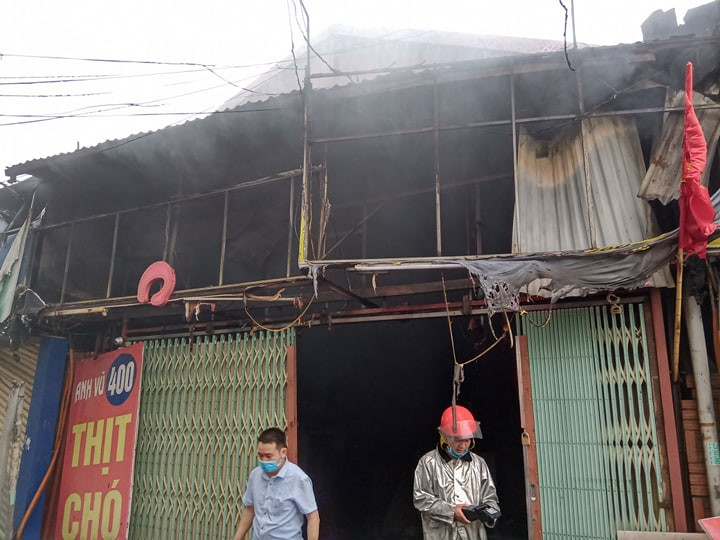 Cận cảnh quán thịt chó bị "bà hỏa" ghé thăm.