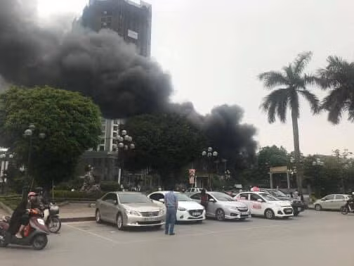 Khói đen kịt bốc lên từ hiện trường vụ hỏa hoạn. Diện tích cháy rộng khoảng 1.000 m2.