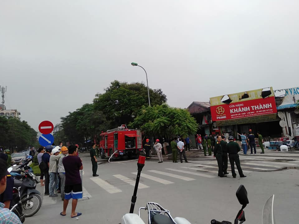 Đến hơn 16h cùng ngày, đám cháy được khống chế. Tuy nhiên nhiều tài sản bên trong cửa hàng bị thiêu rụi, mái tôn biến dạng.