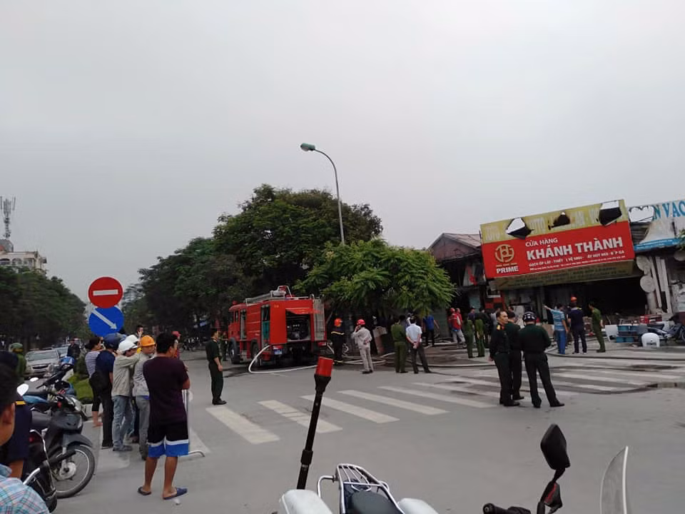 Đến hơn 16h cùng ngày, đám cháy được khống chế. Tuy nhiên nhiều tài sản bên trong cửa hàng bị thiêu rụi, mái tôn biến dạng.