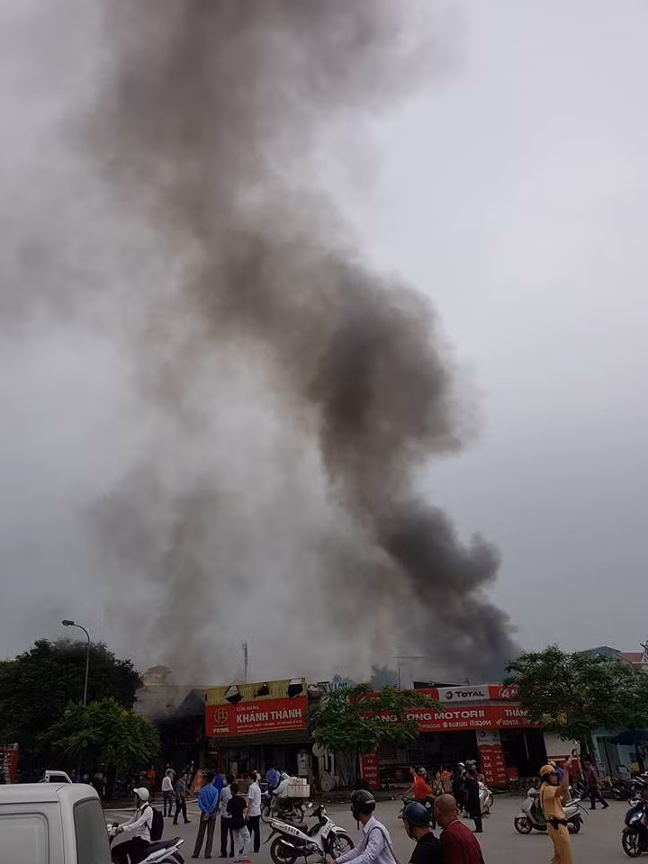 Anh: Hien truong “ba hoa” ghe quan thit cho ven ho Tay, Ha Noi-Hinh-2