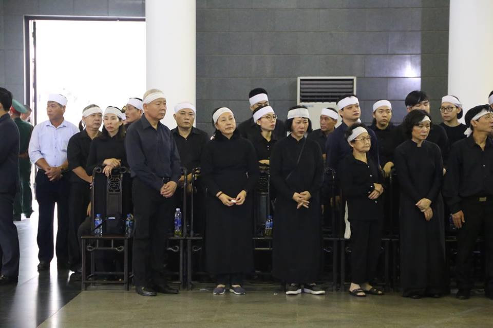 Gia quyến Trung tướng Đồng Sỹ Nguyên buồn bã trước sự ra đi của ông.