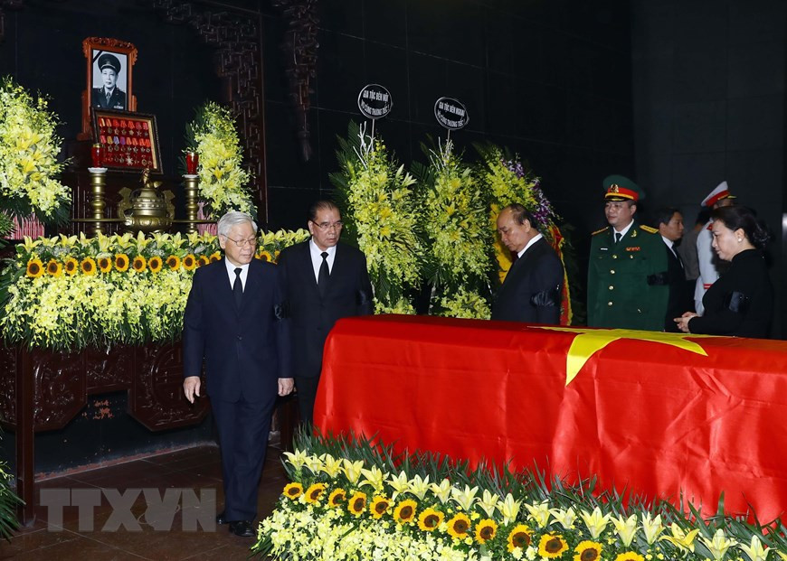 Tổng Bí thư, Chủ tịch nước Nguyễn Phú Trọng dẫn đầu Đoàn đại biểu Ban Chấp hành Trung ương Đảng đi vòng quanh linh cữu Trung tướng Đồng Sỹ Nguyên. Ảnh: TTXVN.