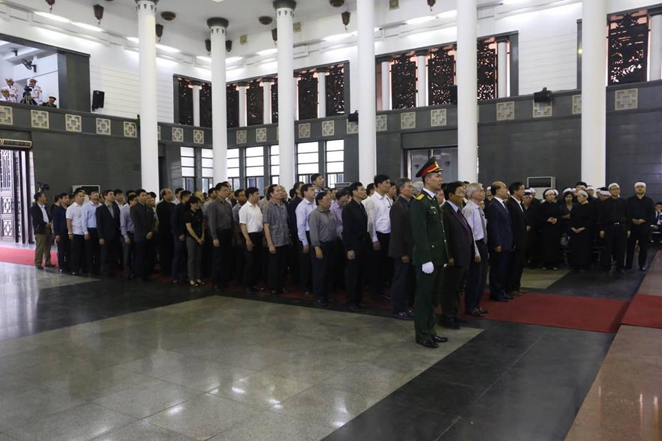 Trong kháng chiến chống Pháp, ông là phái viên Bộ Tổng tư lệnh, tham gia nhiều chiến dịch. Ông từng giữ nhiều chức vụ như: Phó chủ nhiệm Tổng cục hậu cần; tư lệnh Binh đoàn Trường Sơn (1967-1975); Thứ trưởng Bộ Quốc phòng; Tư lệnh kiêm Chính ủy Quân khu Thủ đô. Năm 1974, ông được phong vượt cấp từ đại tá lên trung tướng.