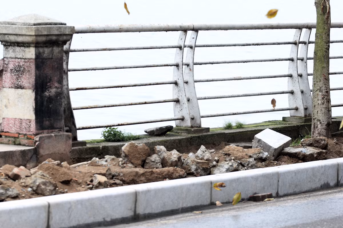 Tổng hợp đề xuất của 15 quận, huyện, thị xã kèm theo quyết định này đưa ra danh sách gần 300 tuyến đường nằm trong khu vực cải tạo, chỉnh trang hè phố, với 3 loại vật liệu là đá tự nhiên, gạch bê tông vân đá, gạch block