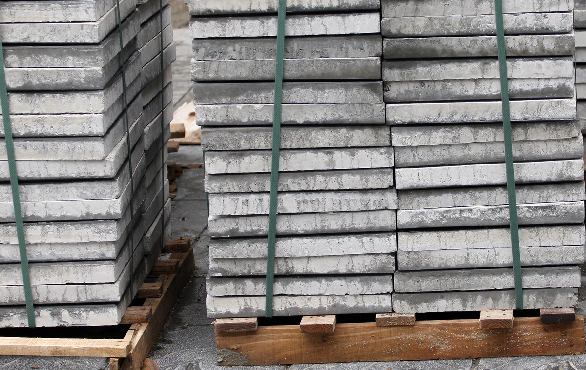 Trước đó, ngày 21/3/2019, Phó Chủ tịch UBND TP Hà Nội Nguyễn Thế Hùng ký ban hành "thiết kế mẫu hè đường đô thị trên địa bàn". Theo đó, thiết kế mẫu gồm phần hướng dẫn sử dụng, phần bản vẽ mẫu để các tổ chức, cá nhân nghiên cứu, tham khảo khi lập thiết kế xây dựng, cải tạo, sửa chữa hè đường đô thị trên địa bàn thành phố Hà Nội. .