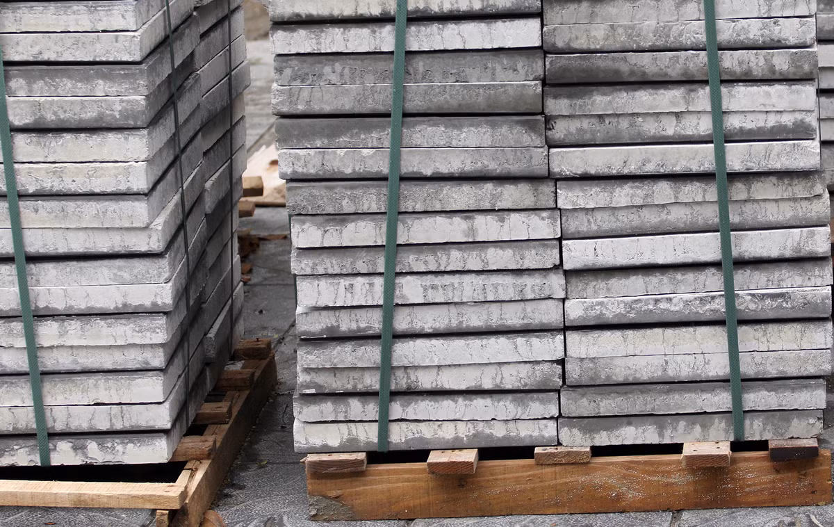 Trước đó, ngày 21/3/2019, Phó Chủ tịch UBND TP Hà Nội Nguyễn Thế Hùng ký ban hành "thiết kế mẫu hè đường đô thị trên địa bàn". Theo đó, thiết kế mẫu gồm phần hướng dẫn sử dụng, phần bản vẽ mẫu để các tổ chức, cá nhân nghiên cứu, tham khảo khi lập thiết kế xây dựng, cải tạo, sửa chữa hè đường đô thị trên địa bàn thành phố Hà Nội. .