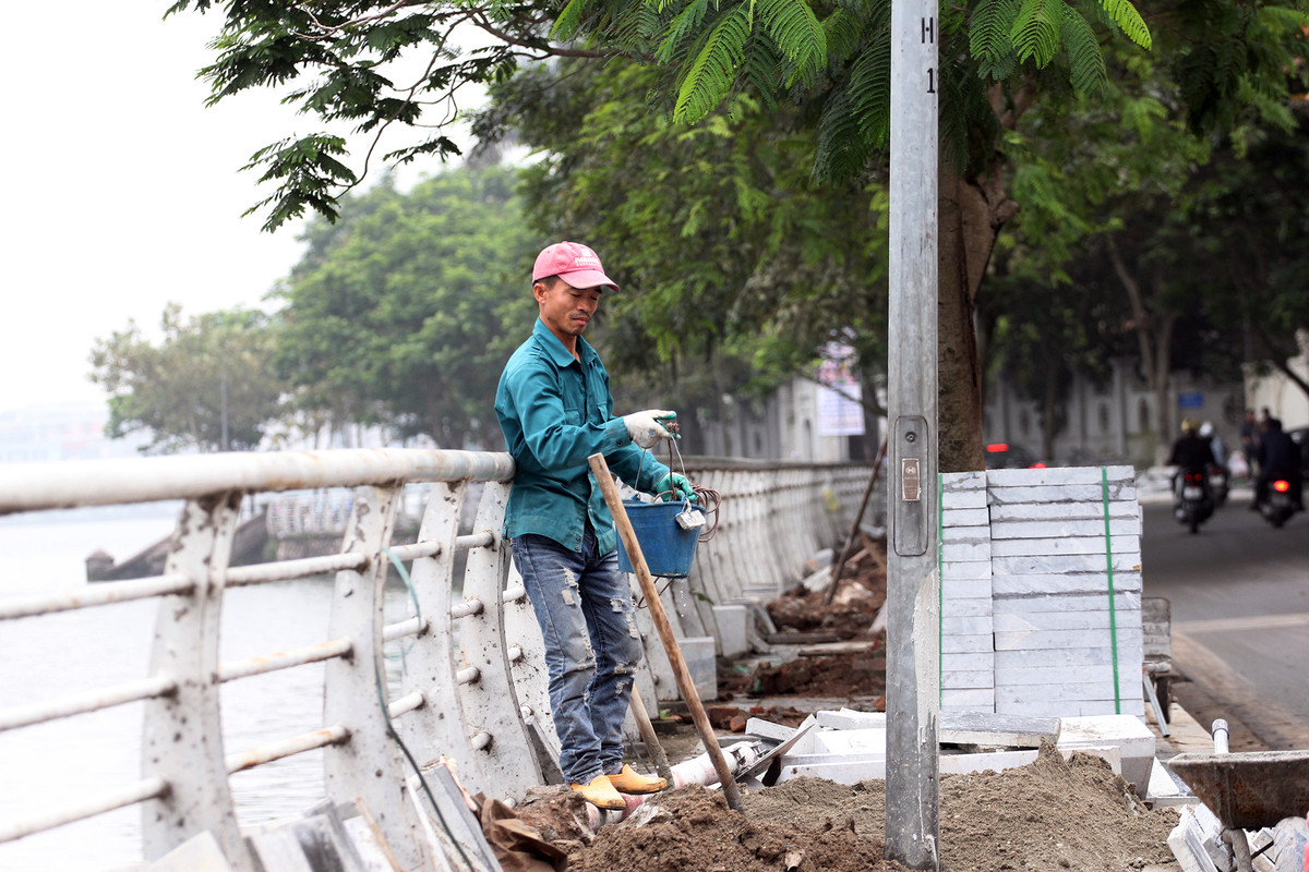 Thông tin với báo chí, đại diện UBND quận Tây Hồ cho biết, đường Trích Sài đã được hạ ngầm đồng bộ. Sau nhiều năm đưa vào sử dụng, các hạng mục hè phố tuyến đường này đã xuống cấp, không đảm bảo mỹ quan đô thị do vậy cần được cải tạo, chỉnh trang.