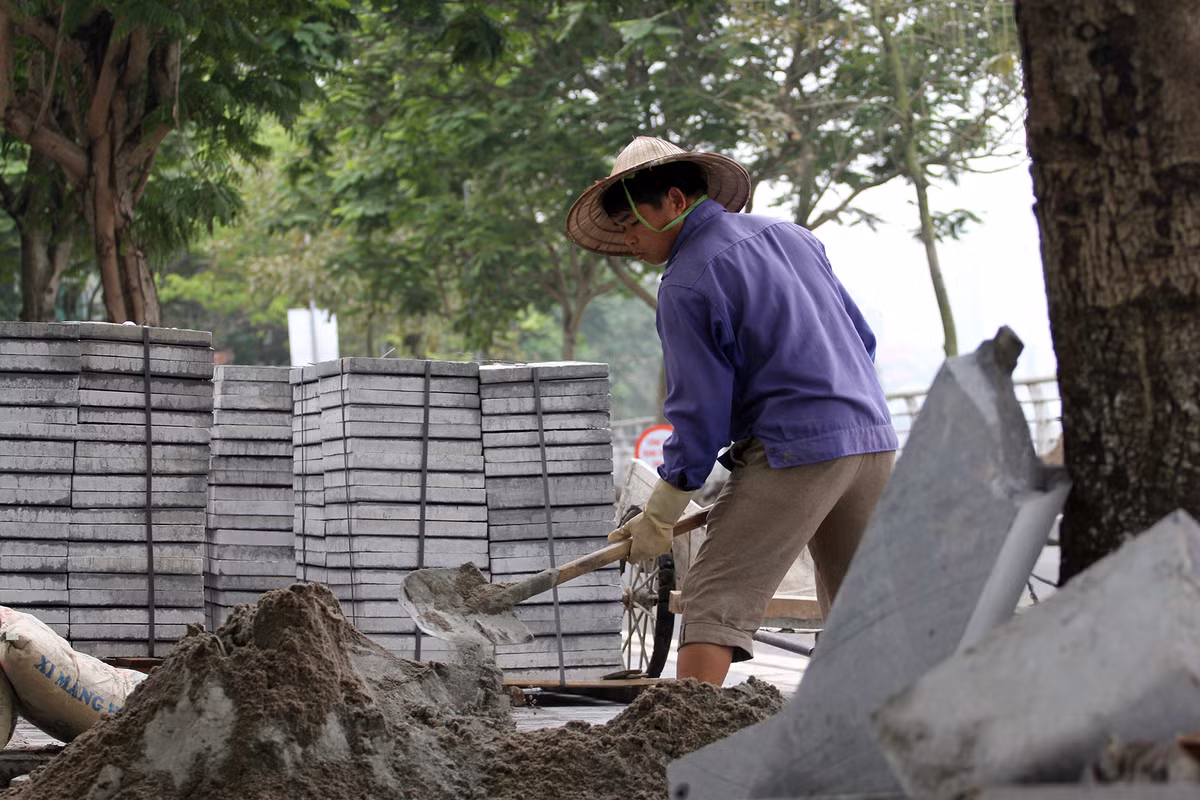 Công nhân nhanh tay làm việc.