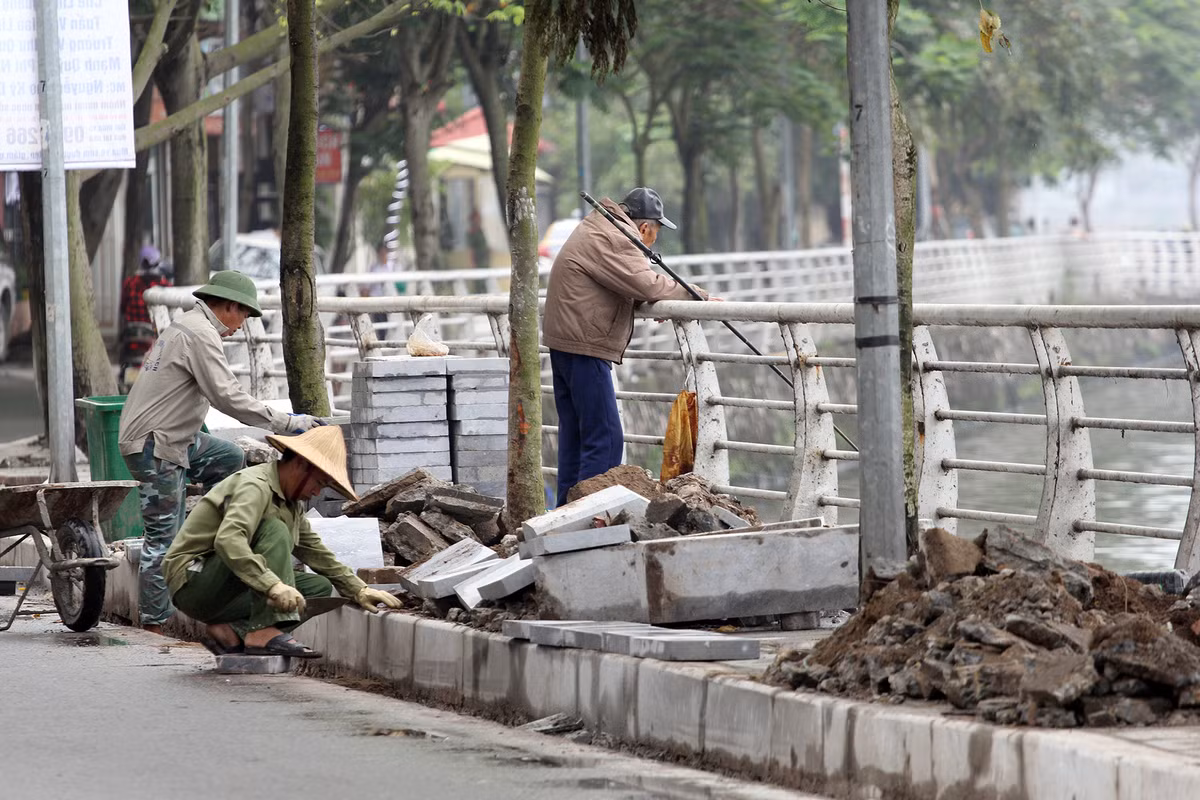 Việc lát lại vỉa hè trên đường Trích Sài được thực hiện bài bản, nghiêm chỉnh trước sự giám sát của quản lý công trường.