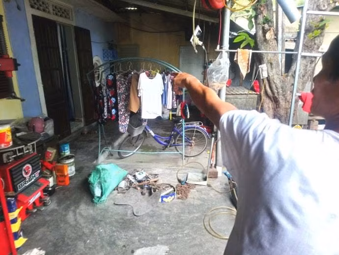 Nam sinh lop 11 bi ban cung truong duoi chem da man vao dau, mat-Hinh-2