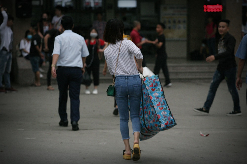 Cô gái mang theo đồ đạc lỉnh kỉnh về Hà Nội sau kỳ nghỉ lễ kéo dài.