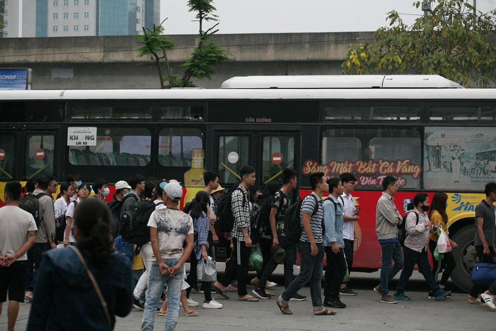 Hầu hết các tuyến buýt từ bến xe Mỹ Đình đến các điểm chiều nay đều đông nghịt.