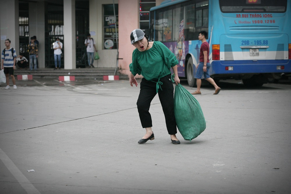 Nhiều người ra đón người thân ở bến xe Mỹ Đình phải kêu “trời” vì đồ đạc quá nặng.