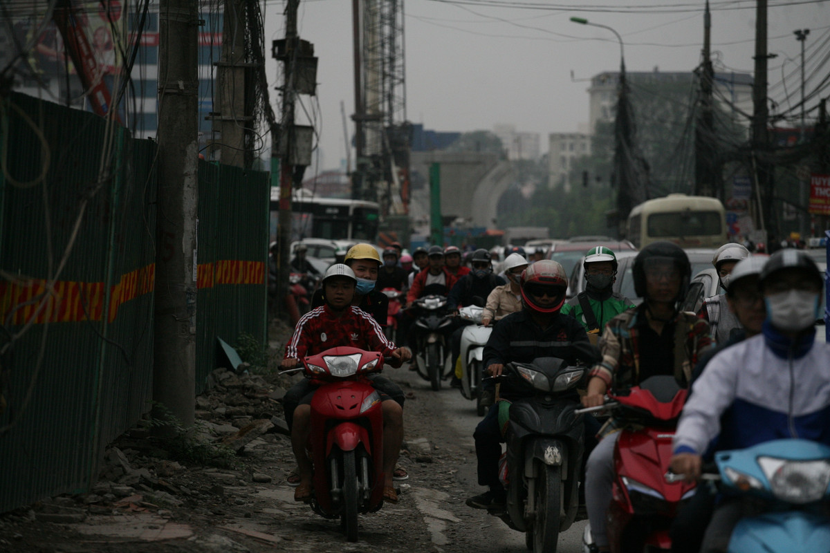 Các phương tiện di chuyển từ từ trên tuyến đường Trường Chinh.