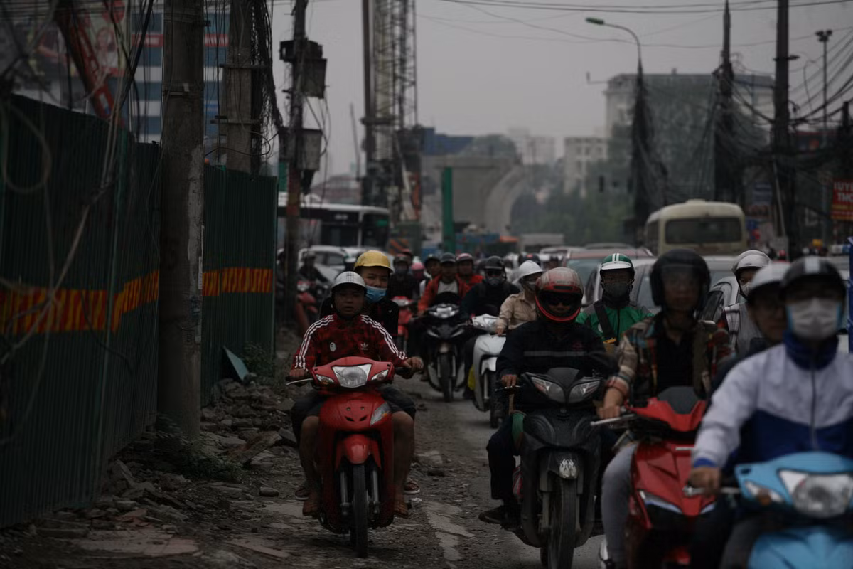 Các phương tiện di chuyển từ từ trên tuyến đường Trường Chinh.