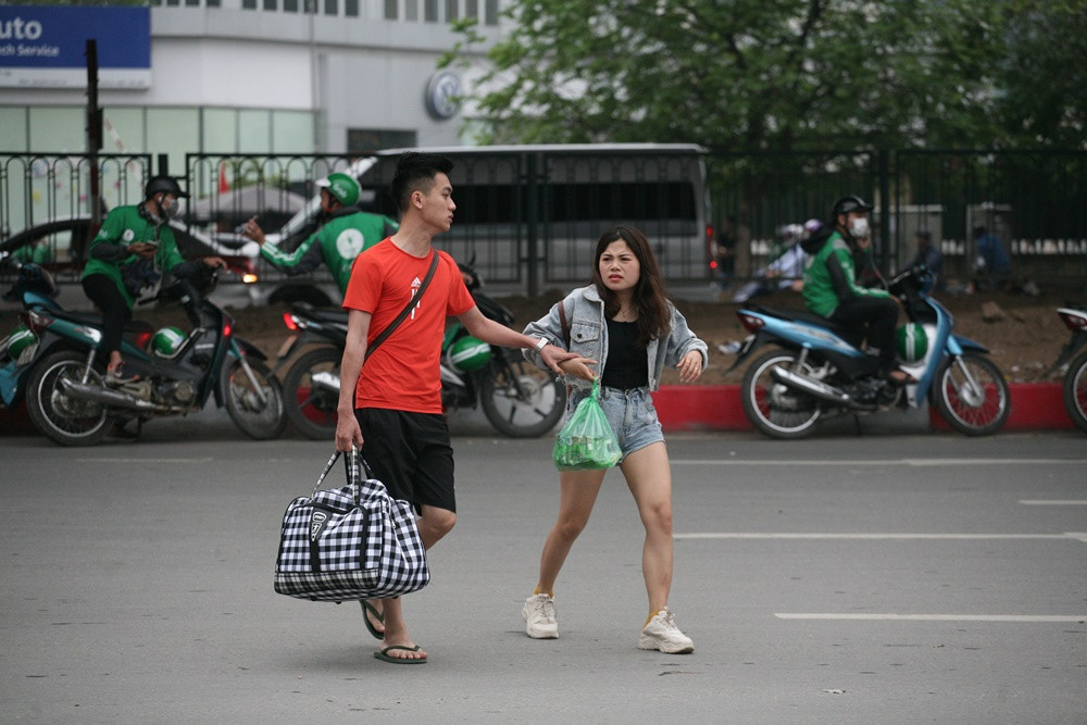 Không ít người lo lắng sợ lỡ chuyến buýt.