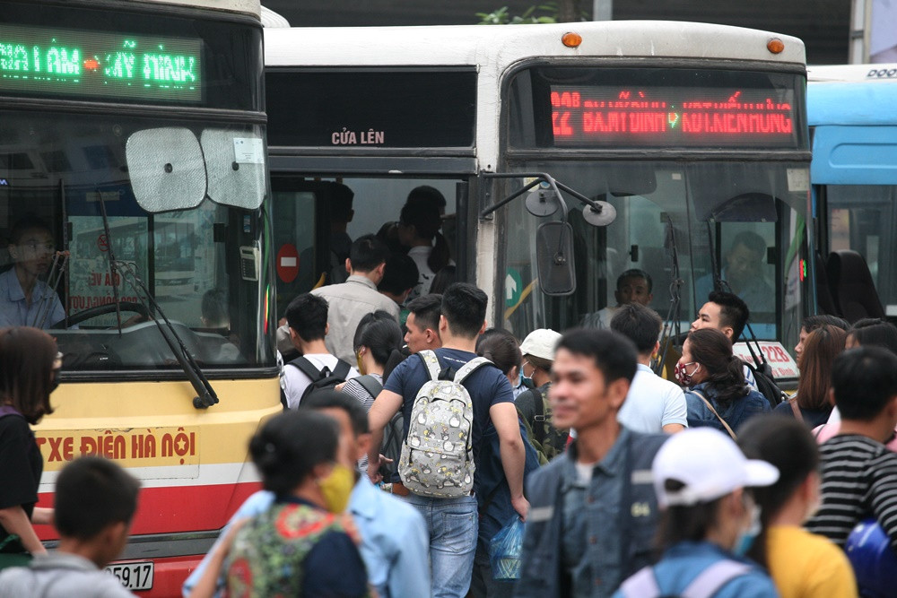 Người dân nhanh chân lên xe buýt để kịp có chỗ.