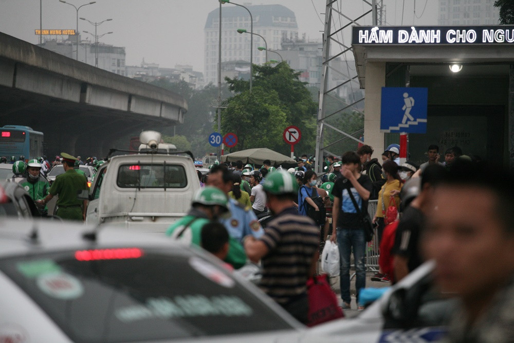 Càng về chiều muộn lượng người từ các tỉnh thành về Hà Nội ở khu vực bến xe Mỹ Đình (Nam Từ Liêm, Hà Nội) càng đông, lực lượng chức năng phải căng mình làm nhiệm vụ.