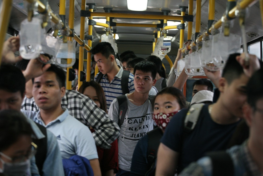 Nhiều người tỏ ra mệt mỏi khi vừa trải qua một hành trình dài ngồi xe khách từ quê đến Hà Nội, nay còn phải vất vả chen chúc nhau trên tuyến xe buýt mới có thể về đến chỗ ở.