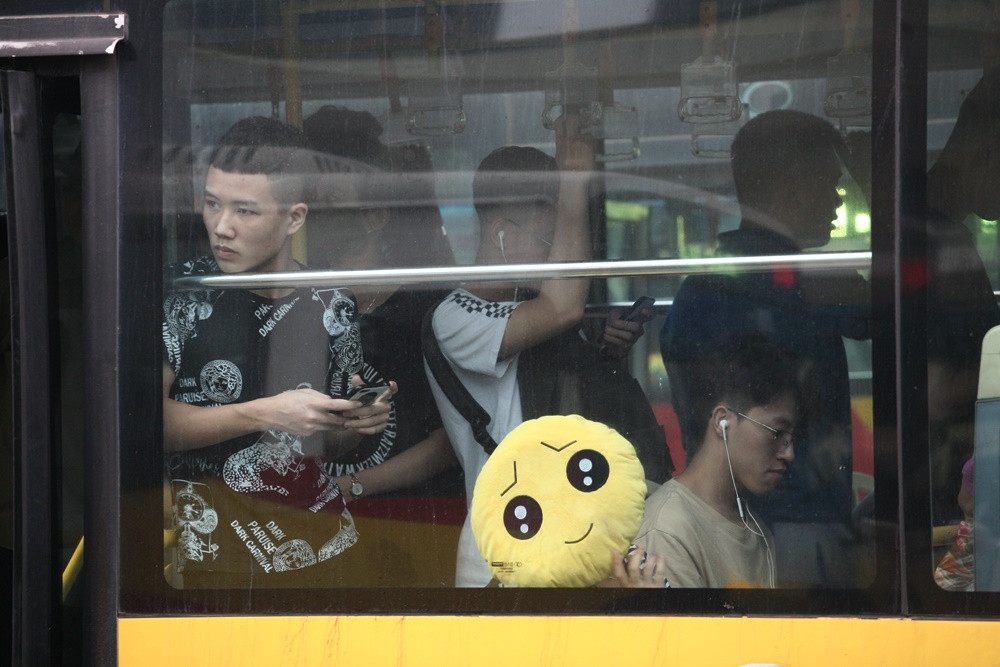 Gương mặt mệt mỏi của người dân trên hành trình trở lại Thủ đô. Ai nấy cũng mong muốn về đến chỗ ở thật nhanh.