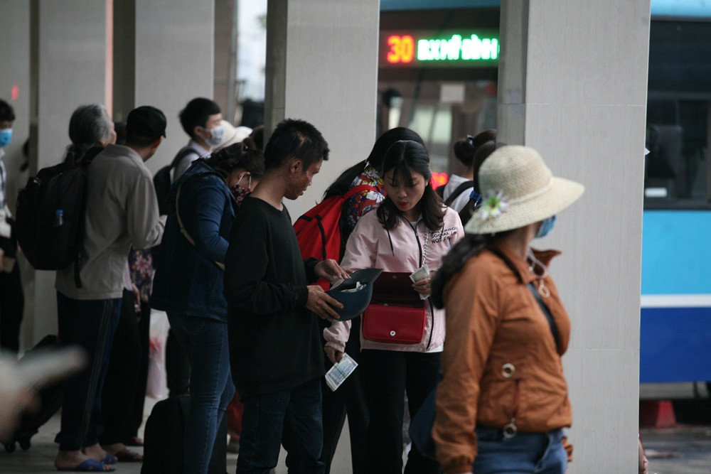 Người dân ái ngại thiếu niên bám dai nên đành phải rút ra các tờ tiền mệnh giá từ 1 nghìn đồng, hoặc 5 - 10 nghìn đồng bỏ vào mũ cậu ta.