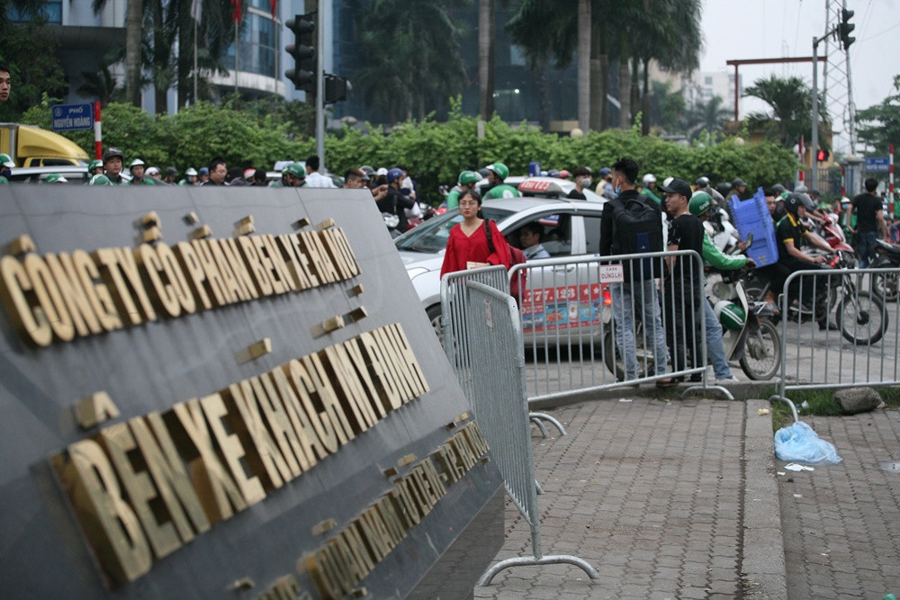 Nhằm đảm bảo an ninh, an toàn không gây cản trở giao thông ở trước khu vực bến xe Mỹ Đình, lực lượng chức năng sở tại đã bố trí thêm hàng rào sắt dựng dọc trên vỉa hè.