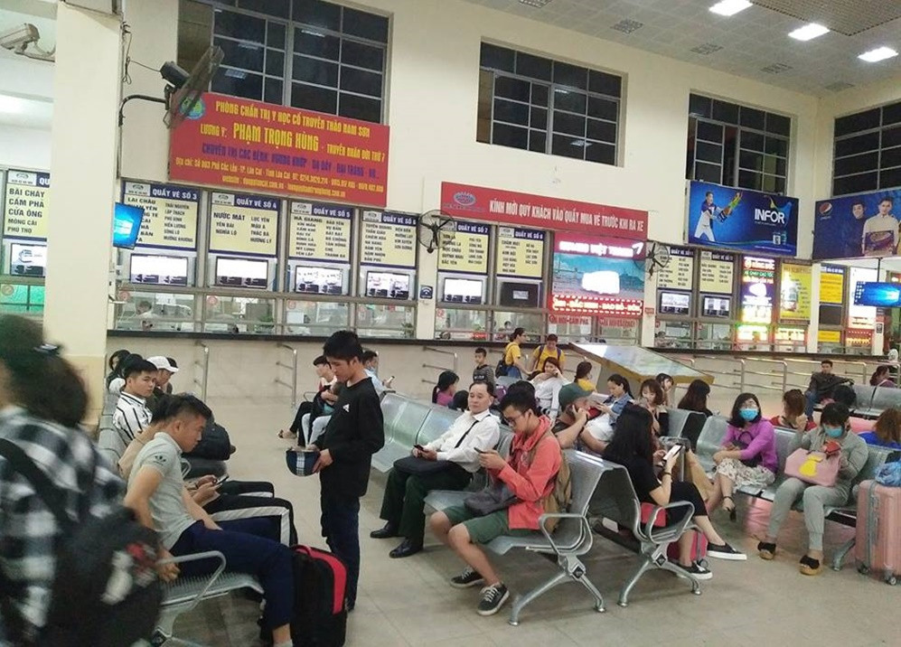 Điều khiến nhiều người ngán ngẩm là bên trong khu vực bến xe Mỹ Đình xuất hiện một thiếu niên trên mặt có những vết bỏng, tay cầm chiếc mũ bảo hiểm lẽo đẽo theo sau hành khách để xin tiền.