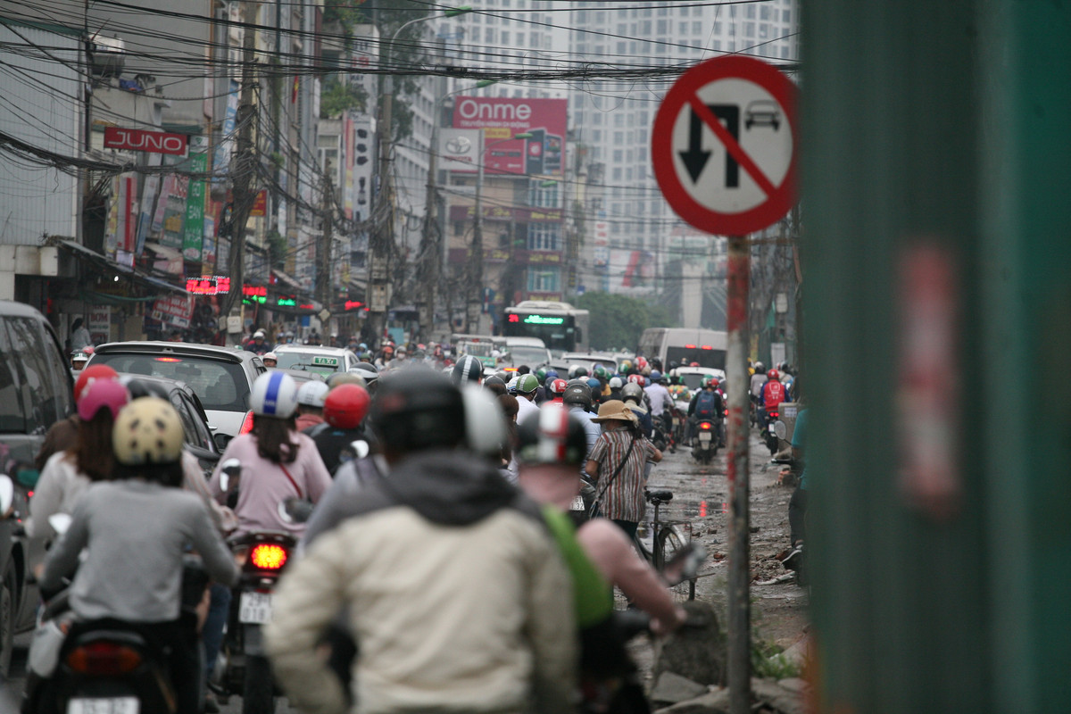 Cũng trong chiều nay, một số tuyến đường ở Hà Nội bắt đầu bị ùn tắc trở lại do người dân bắt đầu kéo về Hà Nội.