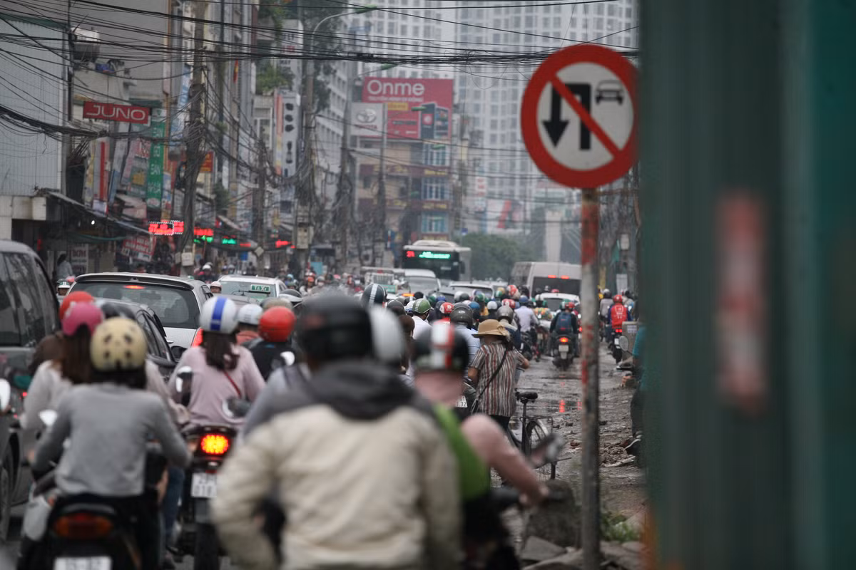 Cũng trong chiều nay, một số tuyến đường ở Hà Nội bắt đầu bị ùn tắc trở lại do người dân bắt đầu kéo về Hà Nội.