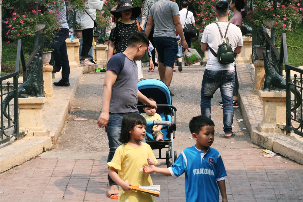 Thậm chí cả những đứa trẻ mới khoảng mấy tháng tuổi cũng phải vạ vật theo bố mẹ đến vườn thú Hà Nội.