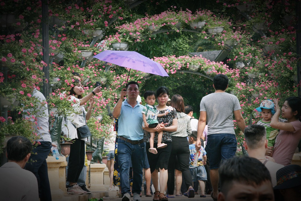 Chiều ngày 29/4, thời tiết ngoài trời ở Hà Nội nắng nóng, oi bức vô cùng khó chịu nhưng nhiều phụ huynh ở các tỉnh thành lân cận và Hà Nội vẫn bất chấp đưa con em mình đến vườn thú Hà Nội để vui chơi nhân dịp nghỉ lễ 30/4-1/5.