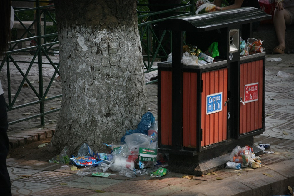 Các thùng rác ở đây luôn quá tải.