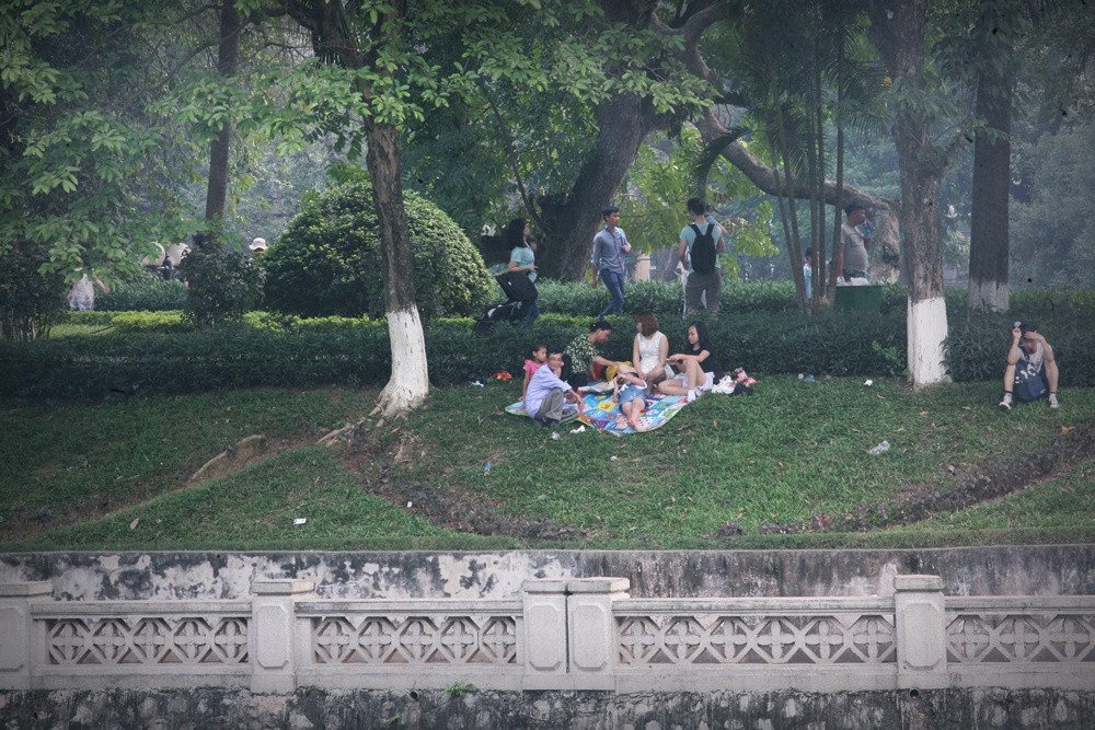 Một số gia đình ngang nhiên trải bạt để mở "tiệc" ăn uống, nằm ngủ nghỉ ngay trên cỏ trong vườn thú dù đã có quy định cấm không dẫm lên cỏ.