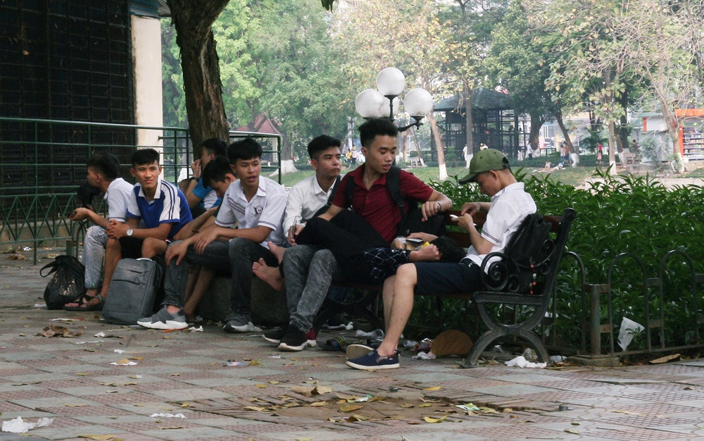 Túi nilon, chai nhựa, hộp sữa, giấy lau... nhan nhản khắp nơi.