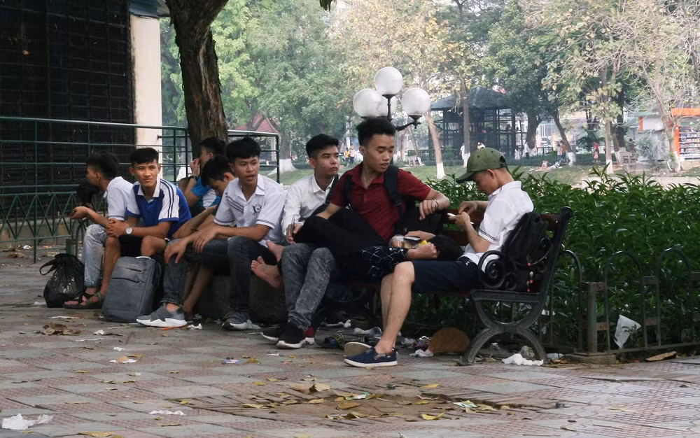 Túi nilon, chai nhựa, hộp sữa, giấy lau... nhan nhản khắp nơi.