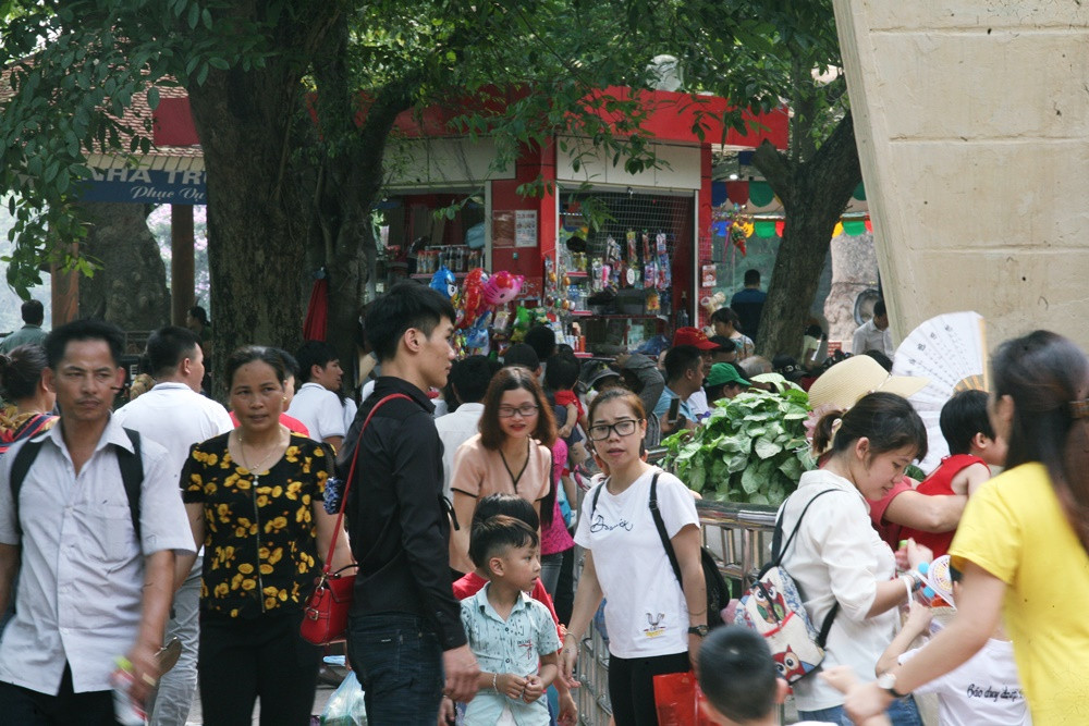 Phụ huynh cùng con em bon chen vui chơi ở vườn thú Hà Nội.