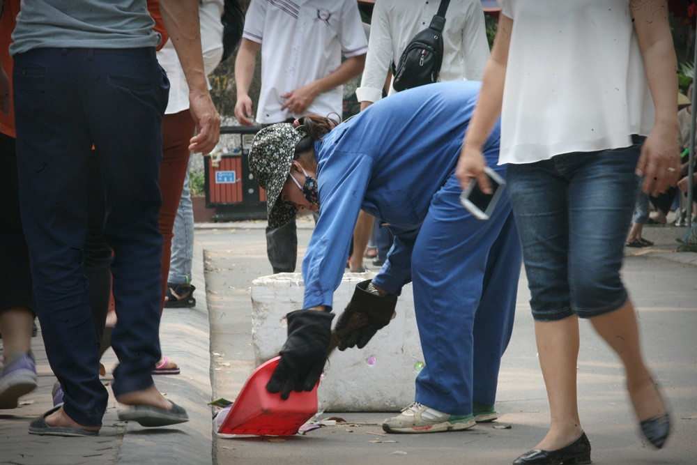 Công nhân liên tục dọn dẹp vệ sinh xung quanh vườn thú, nhưng dọn xong chỗ này thì chỗ khác lại bị du khách xả ra bừa bãi.