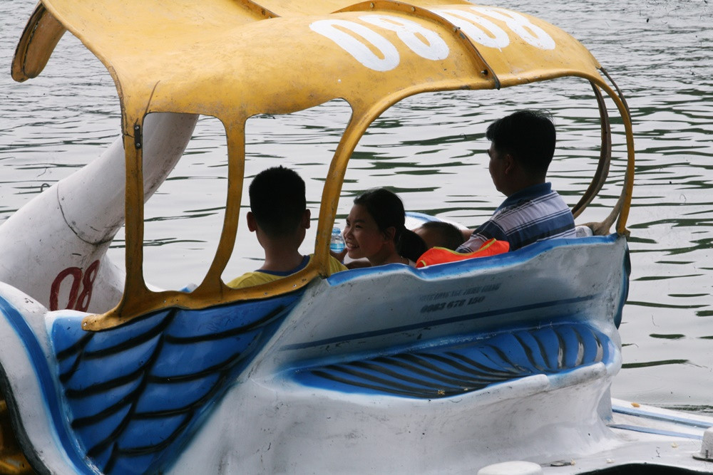 Cũng có em tỏ ra thích thú, nhưng chỉ chơi được một lúc sau là mệt mỏi vì thời tiết rất khó chịu.