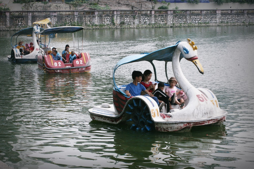 Nhiều em nhỏ tỏ ra mệt mỏi khi phải chơi các trò chơi dưới thời tiết nắng nóng.