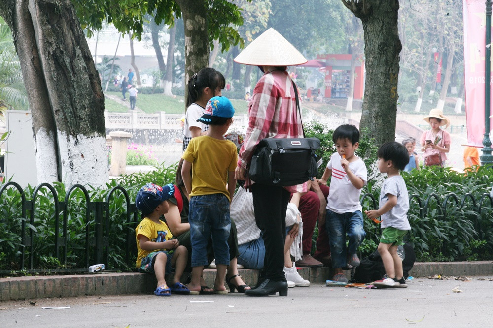 Trẻ nhỏ ngồi vật vờ, mồ hôi nhễ nhại quanh vườn thú.