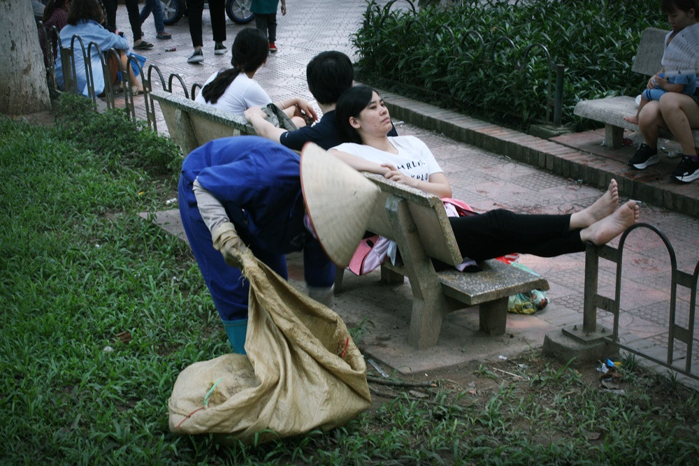 Công việc của các công nhân môi trường ở đây trở nên vất vả hơn nhiều.