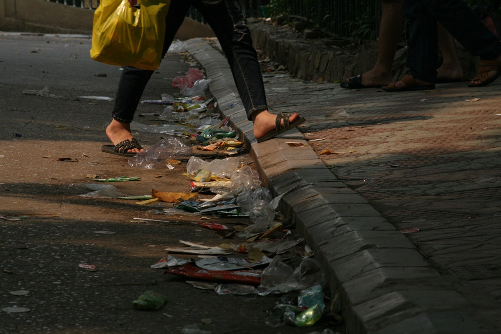 Bên cạnh đó, việc nhiều người đến đây vui chơi thiếu ý thức xả rác bừa bãi khắp nơi rất phản cảm.