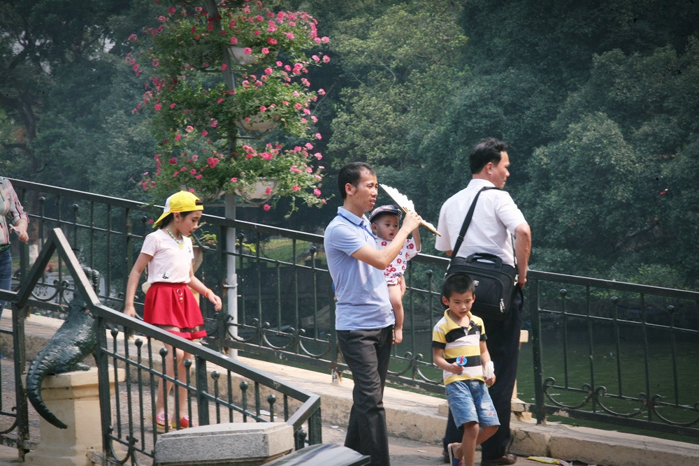 Những em bé phải vật vạ dưới cái nắng oi bức ở vườn thú Hà Nội.